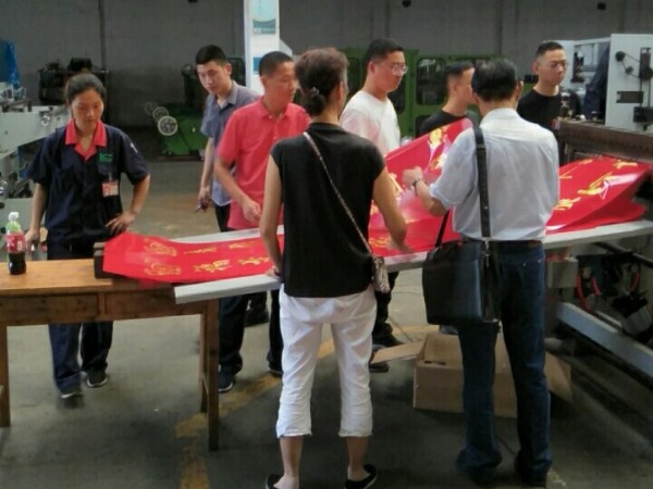 對(duì)聯(lián)燙金機(jī)試機(jī)客戶(hù)連連稱(chēng)贊！